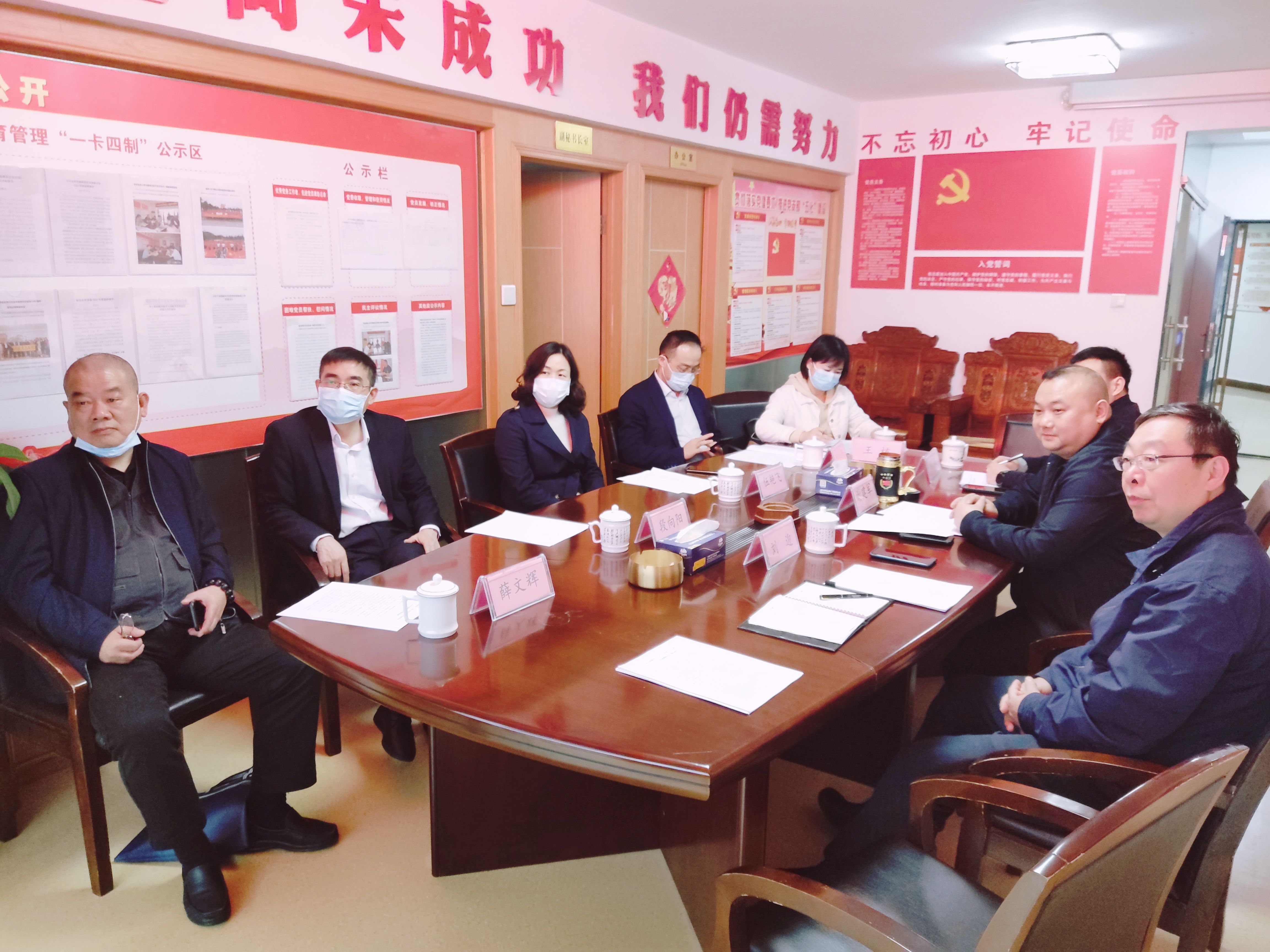 長(zhǎng)沙市芙蓉區(qū)人大常委會(huì)主任伍艷飛一行在長(zhǎng)沙市湘潭商會(huì)走訪調(diào)研