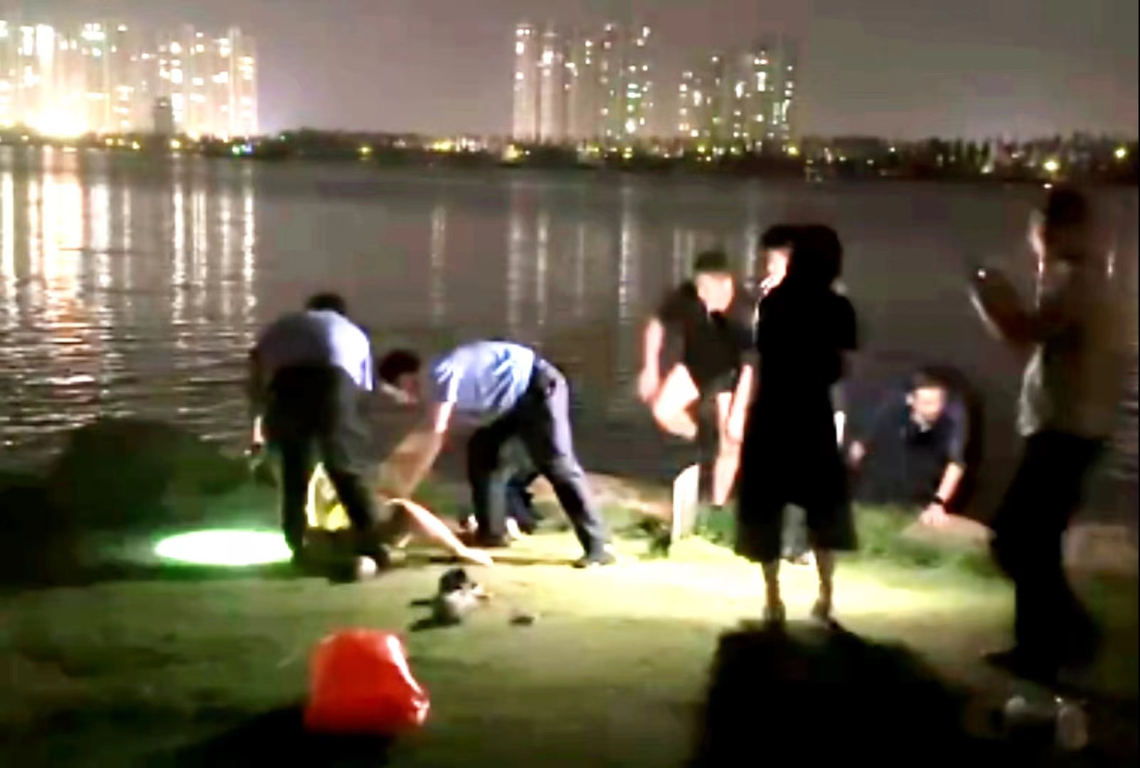 12分鐘！危急時(shí)刻，汨羅江邊警民攜手共同托起落水女孩